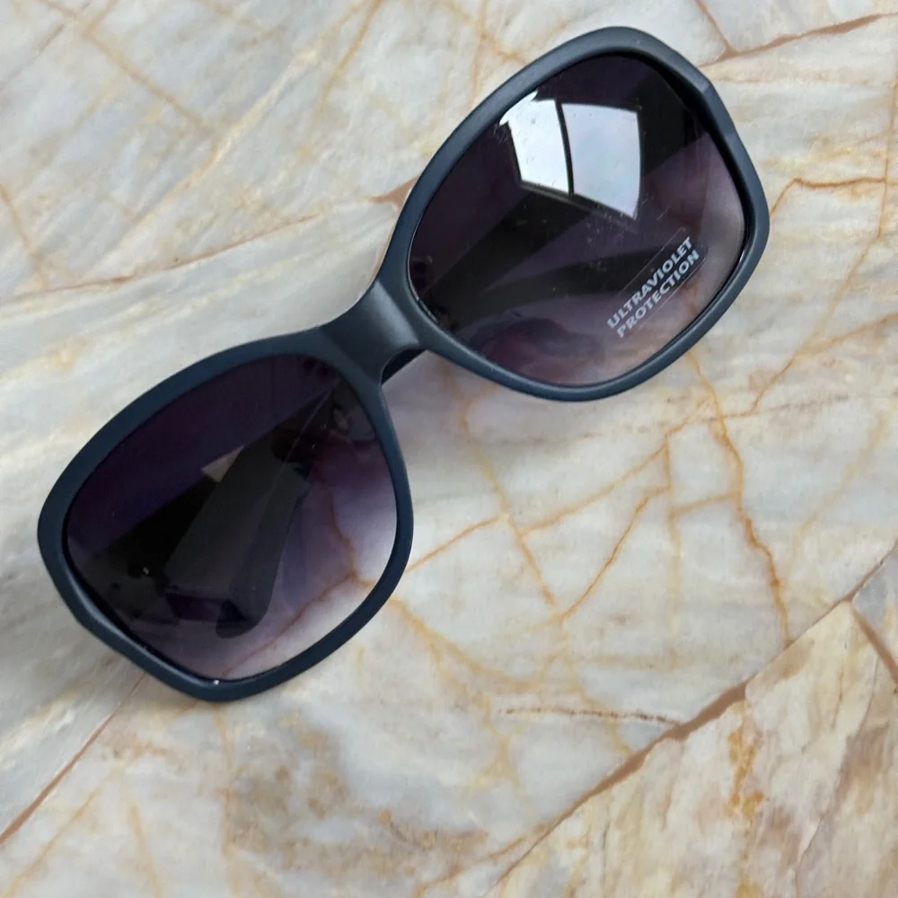 Women's Black Oversized Sunglasses‎ - UV Protection